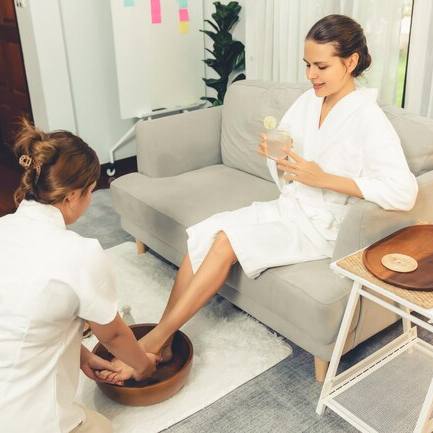 cliente relajada durante la pedicura